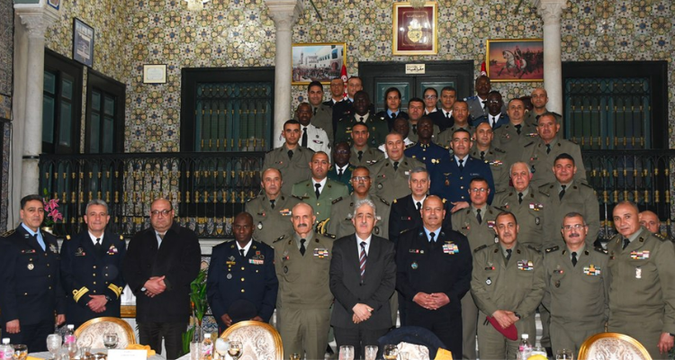 وزير الدفاع يطلع على ظروف العمل والعيش  في القاعدة العسكرية ببرطال حيدر