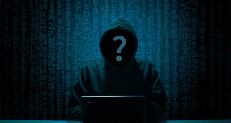 سوسة: شخص ينتحل صفة منشط بإذاعة خاصة ويتحيّل على المواطنين