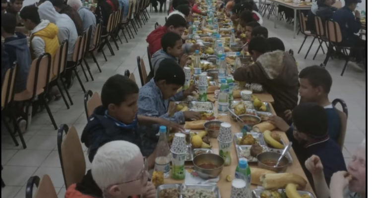 وزير التربية وعدد من المسؤولين والمديرين يشاركون 1046 تلميذا وجبة الافطار