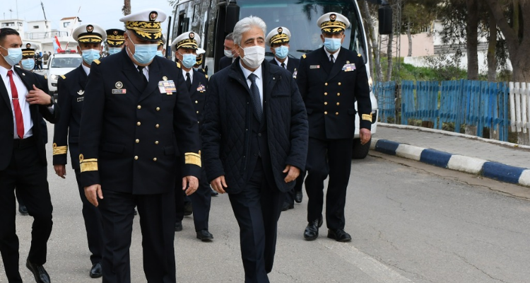 وزير الدفاع يطّلع على ظروف العيش والعمل في مدرسة ضباط الصف بالبحرية