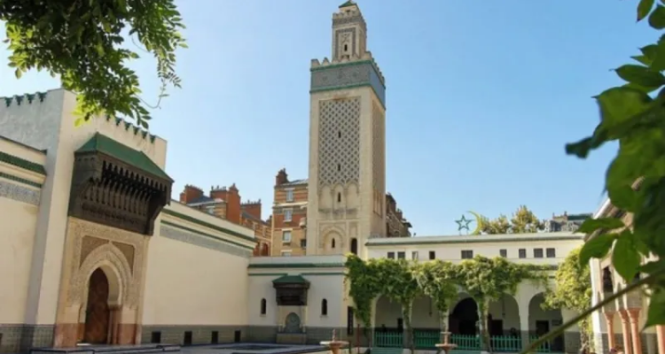 مسجد باريس يعلن غدا السبت أول أيام شهر رمضان