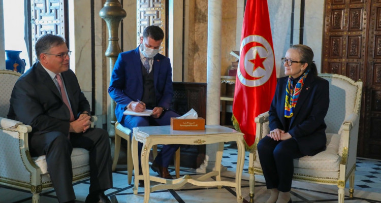 بمناسبة انتهاء مهامه: رئيسة الحكومة تلتقي السفير الأمريكي بتونس