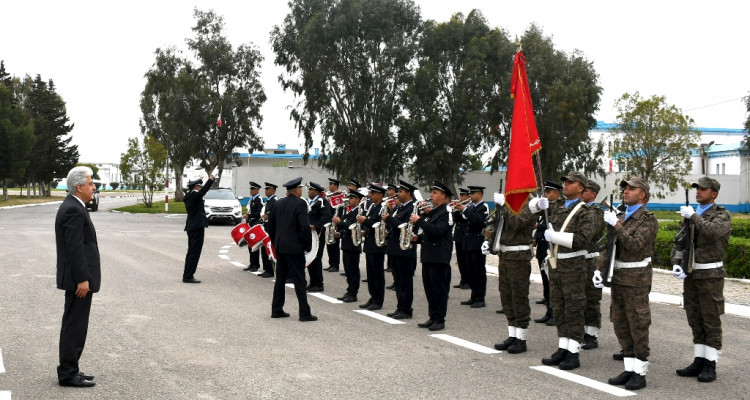 وزير الدفاع يؤدي زيارة الى  القاعدة الجوية بسيدي أحمد ببنزرت