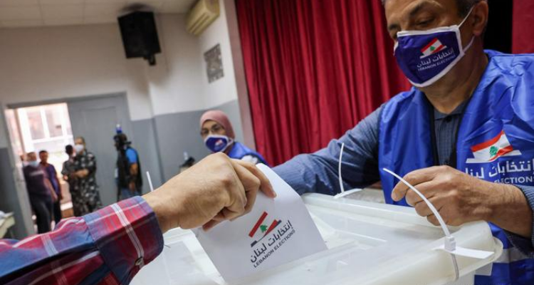 اللبنانيون يدلون بأصواتهم في أول انتخابات برلمانية بعد الانهيار المالي