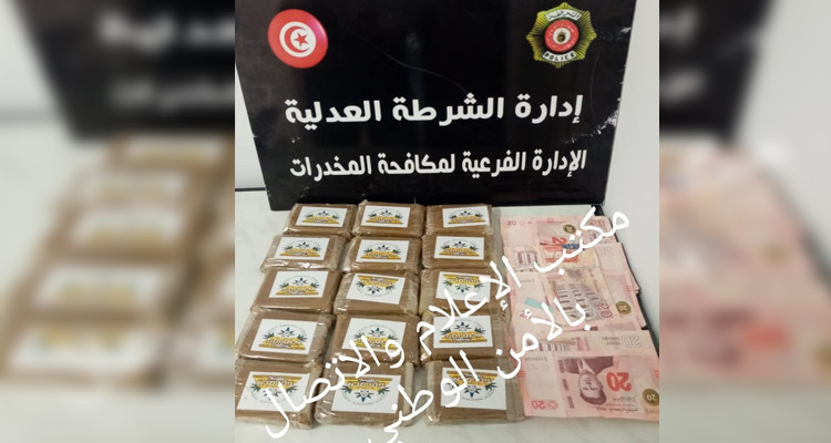 الفحص: ضبط مسافر على متن ''لواج" بحوزته 15 صفيحة من ''التكروري''