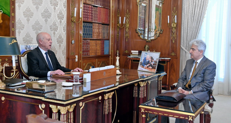 رئيس الدولة يلتقي وزير الدفاع