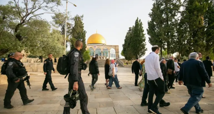 تجدّد المواجهات في المسجد الأقصى واقتحامات كبيرة للمستوطنين