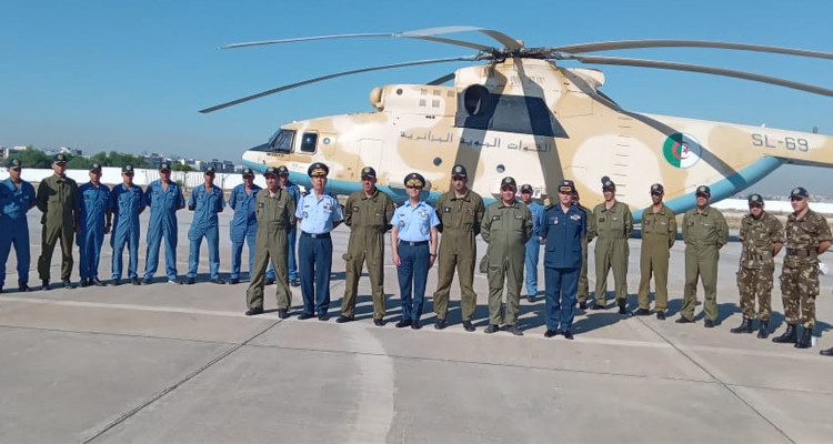 المروحيّتان الجزائريّتان تُغادران  بعد المشاركة في اخماد حريق جبل بوقرنين