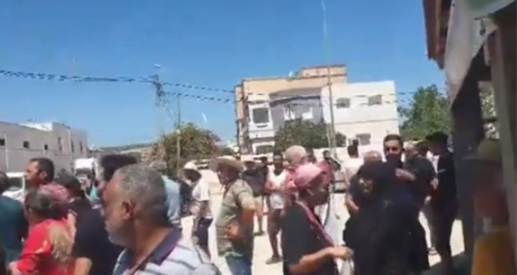 محتجون يغلقون الطريق الرابطة بين تاكلسة وقربص