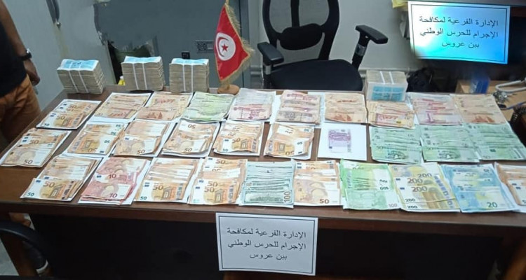 بن عروس:  حجز عملة أجنبية ومحلية مخفية داخل جدار