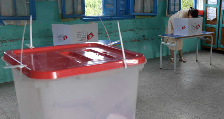 صفاقس: الشروع في توزيع المواد الانتخابية على مراكز الاقتراع