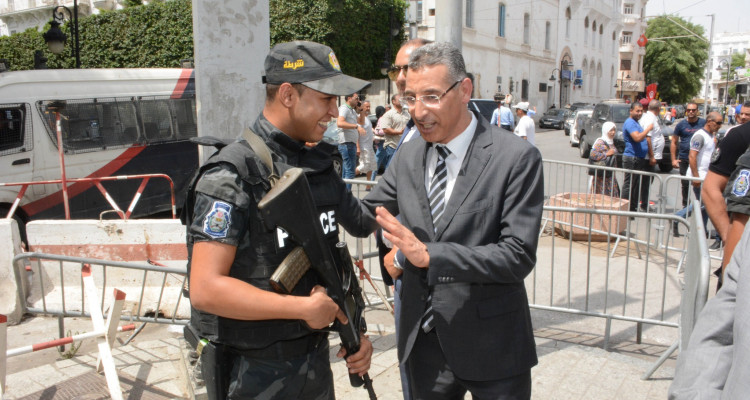 وزير الداخلية يؤدّي زيارة تفقد للوحدات الأمنية بالعاصمة