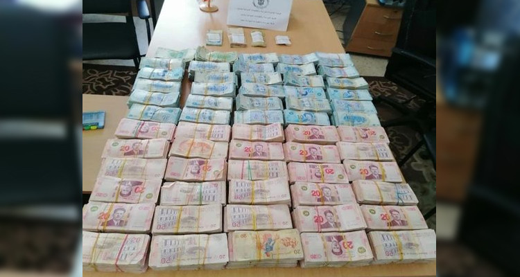 مدنين: ضبط مبلغ 480 الف دينار وكمية من الفواكه الجافة على متن سيارة