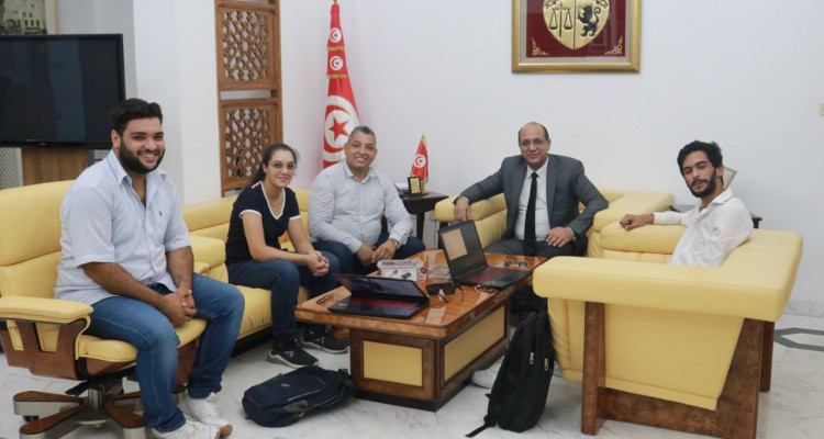 فريق من الطلبة والباحثين يبتكرون نظارات ذكية  مزودة بسماعة لاسلكية