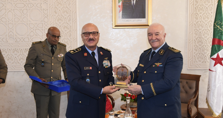 المراقب العام للقوات المسلحة التونسية يتباحث مع الأمين العام لوزارة الدفاع الجزائرية  سبل التعاون العسكري