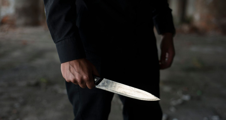 بسبب خلافات سابقة: منحرف يطعن شخصا على مستوى البطن