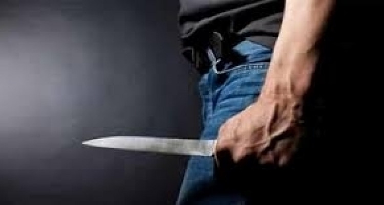 بني خلاد: رجل يسدّد 4 طعنات لجارته ثم يهدّد بالإنتحار