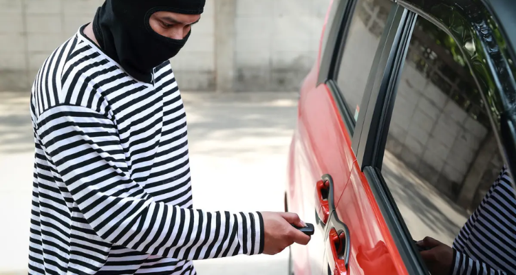 أريانة:  الاطاحة بمنحرف سرق سيارة  باستعمال مفتاح تحكم عن بعد