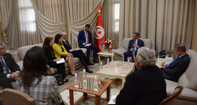 وزير الداخلية يستقبل مساعد وزير الخارجية الأمريكي لشؤون الديمقراطية وحقوق  الإنسان والعمل