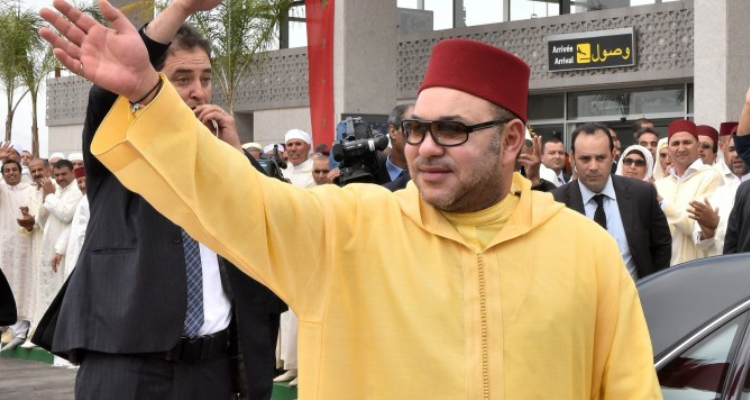 لأول مرة منذ سنوات: محمد السادس يتجول بسيارته في شوارع الرباط