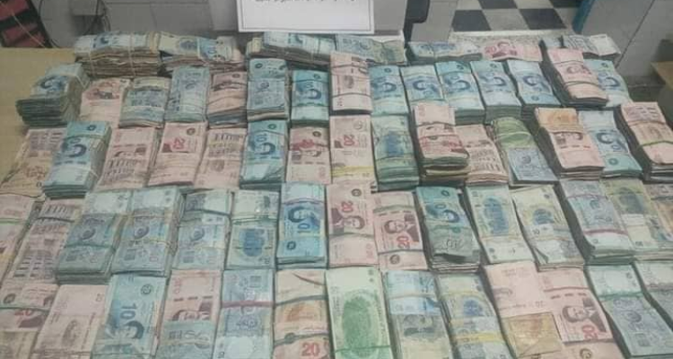 قليبية: ضبط 380 الف دينار  مخفية تحت أكياس علف الدجاج 