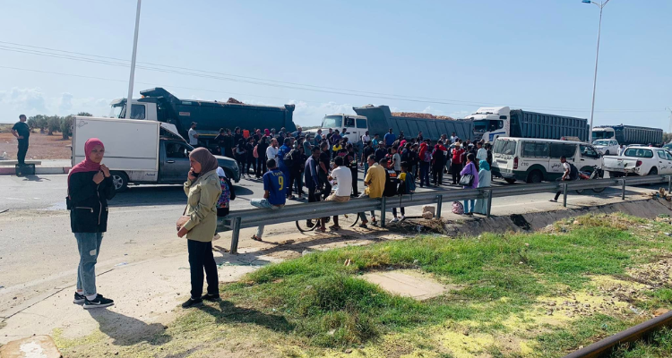 صفاقس: تلاميذ يغلقون الطريق بمنطقة قرقور لهذا السبب