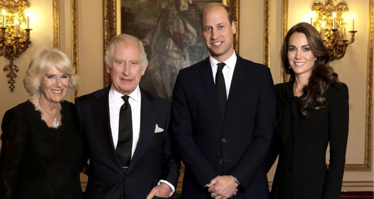 قصر باكنغهام ينشر أول صورة رسمية لملك بريطانيا الجديد وعائلته