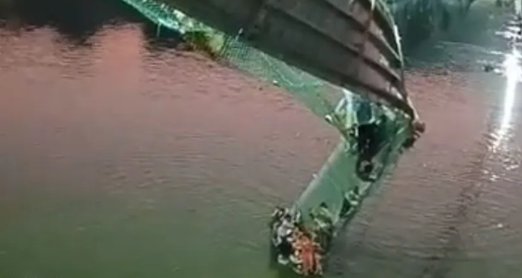 الهند: عشرات القتلى في انهيار جسر معلق فوق نهر