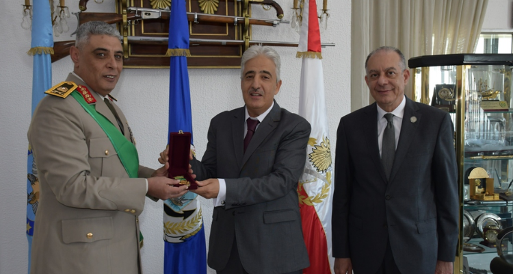 رئيس الاتحاد العربي للرياضة العسكرية  يوسّم وزير الدفاع عماد مميش