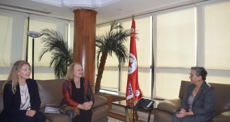 المبعوثة البريطانية للمناخ تؤكد استعداد لندن للتعاون مع تونس في مجال الطاقات المتجدّدة