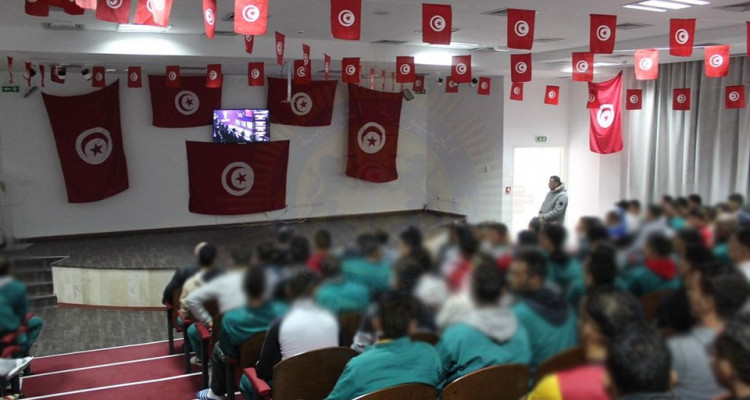 سجناء وسجينات يشاهدون  مباراة المنتخب التونسي داخل قاعات عرض جماعية