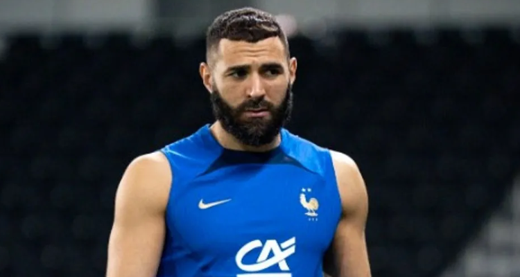 كريم بن زيمة يعلن اعتزال اللعب دوليا