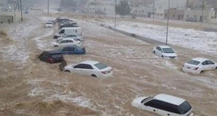 سيول جارفة تجتاح شوارع مكة المكرمة