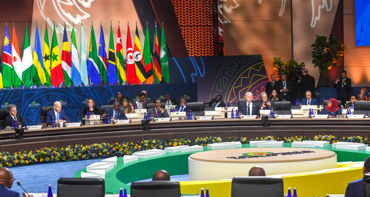 سعيّد يطالب بإسقاط الديون المتراكمة على تونس واسترداد الأموال المنهوبة