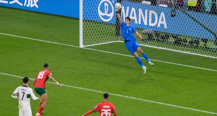 المغربي ياسين بونو يسجل رقما قياسيا في كأس العالم