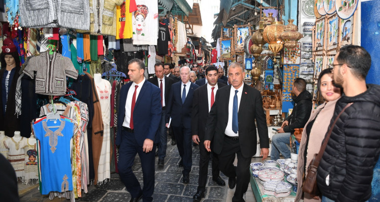رئيس الدولة يقوم بجولة بأسواق المدينة العتيقة  وشارع الحبيب بورقيبة (صور)
