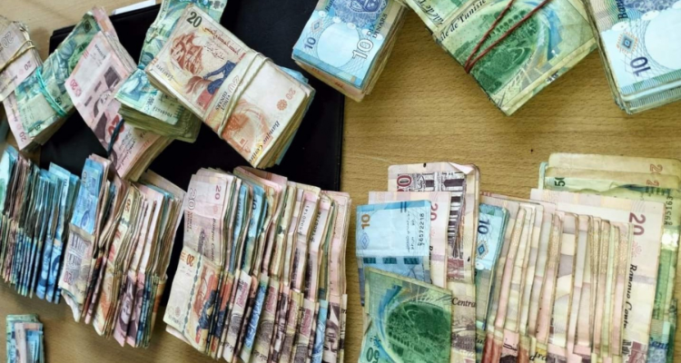 صفاقس :إستولى على أموال و شيكات من محل تجاري