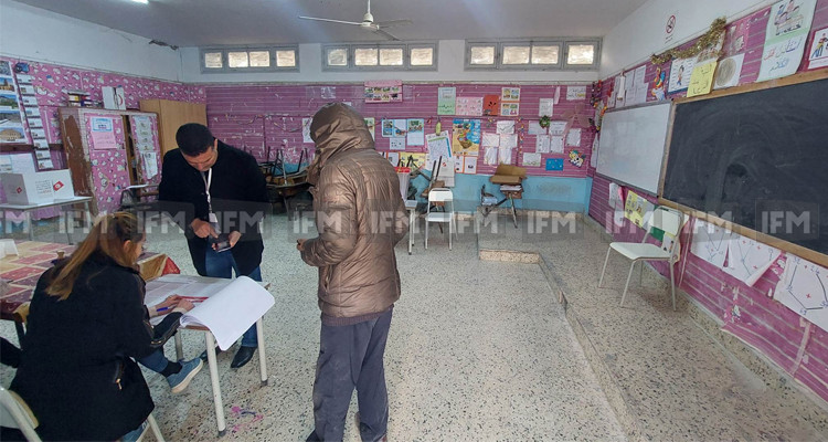 منها عنف لفظي بين صحفيين وأعضاء احد مراكز الاقتراع:  رصد مخالفات جسيمة