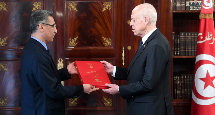 وزير الداخلية يسلّم رئيس الدولة التقويم السنوي حول التطرّف والإرهاب والجريمة المنظمة