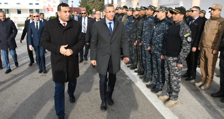 وزير الداخلية يدعو الأمنيين الى تطبيق القانون على الجميع دون استثناء