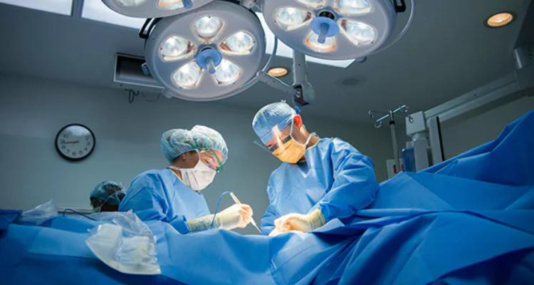 صفاقس: الاطار الطبي ينجح في إجراء عملية جراحية  نوعية لاستئصال ورم بالدماغ