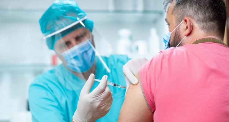 وزارة الصحة: 10 آلاف و148 شخصا تلقوا الجرعة الخامسة من تلقيح كورونا