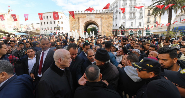 رئيس الدولة: يحتكرون السلع ويسحبونها من الأسواق للمس من السلم الأهلية