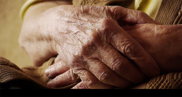 فيديو لمسنّة مقيمة بمركز رعاية مسنين بقمرت  تستغيث: وزارة المرأة توضّح