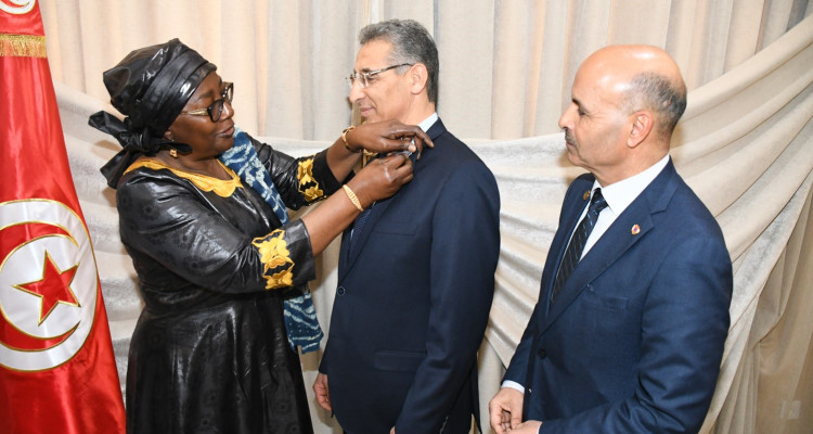 وزير الدّاخليّة يتسلم وسام مرتبة ''الآمر'' من قبل الأمينة العامة للمنظمة الدّولية للحماية المدنية