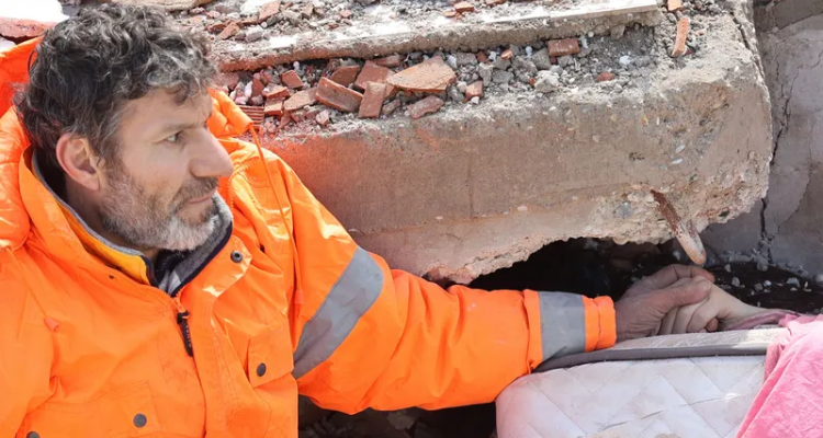 صورة موجعة: أب يرفض ترك يد ابنته  الميتة تحت  أنقاض الزلزال