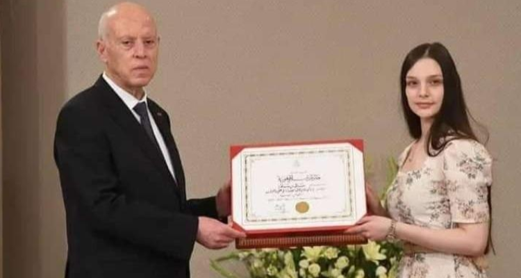 نابل: رئيس الدولة يزور العائلة التي تبرّعت بكبد إبنها للفتاة سالي بن سالم