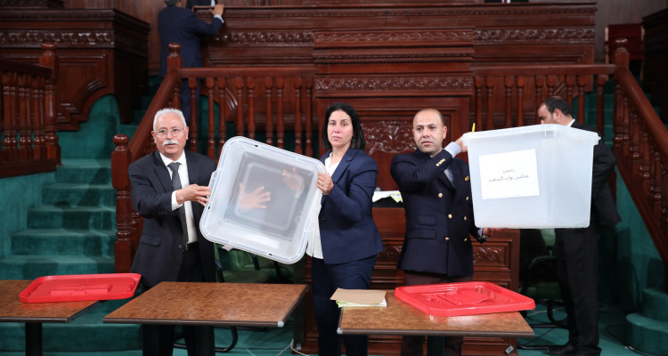انطلاق عملية التصويت لإنتخاب رئيس مجلس نوّاب الشعب ونائبيه