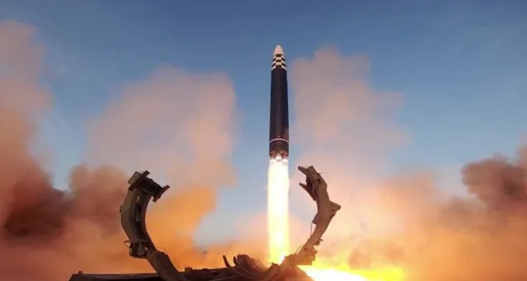 كوريا الشمالية تطلق صاروخا باليستيا