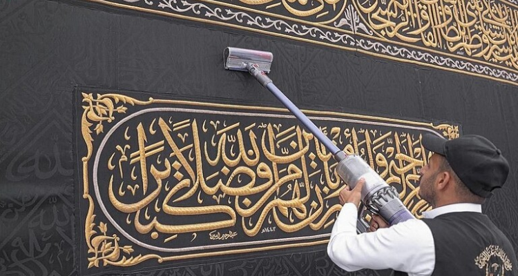 الكعبة تستعد لاستقبال شهر رمضان